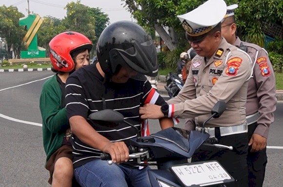 POLANTAS AJAK PENGENDARA MENGHENINGKAN CIPTA SEJENAK UNTUK HORMATI JASA PAHLAWAN